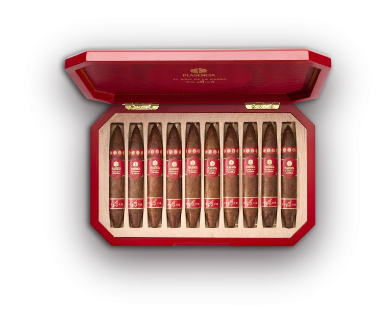 Open red Plasencia El Año de la Cabra box displaying ten Perfecto Figurados