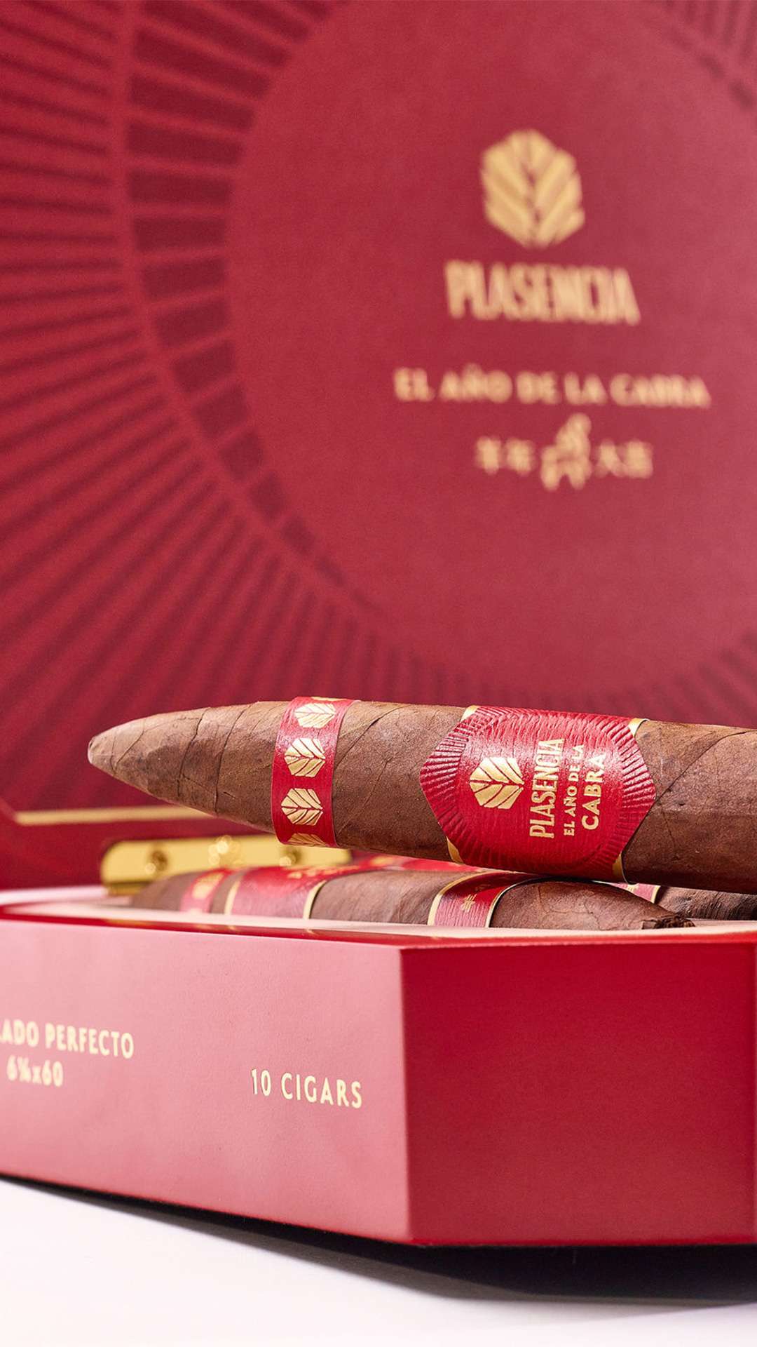 El Año de la Cabra cigar resting across its red presentation box